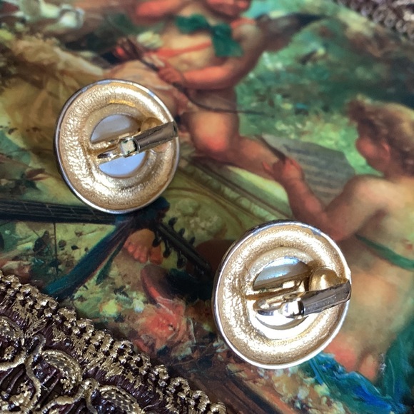 Vintage Round Faux Pearl Gold Tone Clip On Earrings Woman’s Jewelry 80’s 90’s - Picture 5 of 6